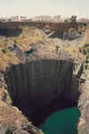 Das Groe Loch (Groot Gat) in Kimberley ist durch den Abbau von Diamanten entstanden.